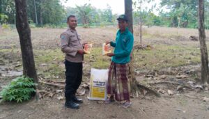 Dukung Program Ketahanan Pangan Nasional, Polsek Baureno Salurkan Bibit Jagung dan Dampingi Petani di Desa Trojalu